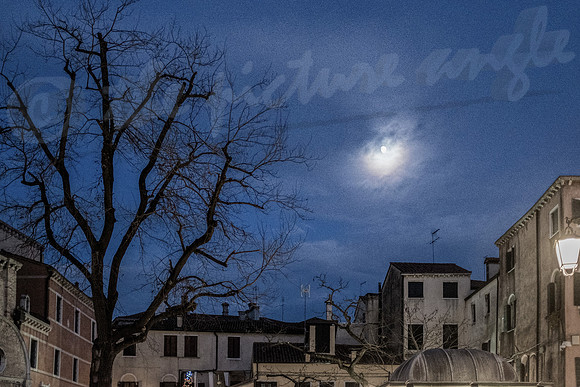Campo Santi Apostoli and moon
